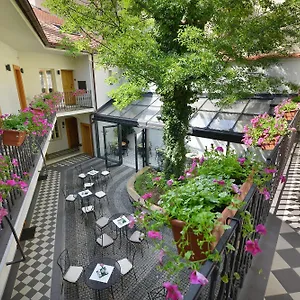 Hotel At The White Lily, Praga